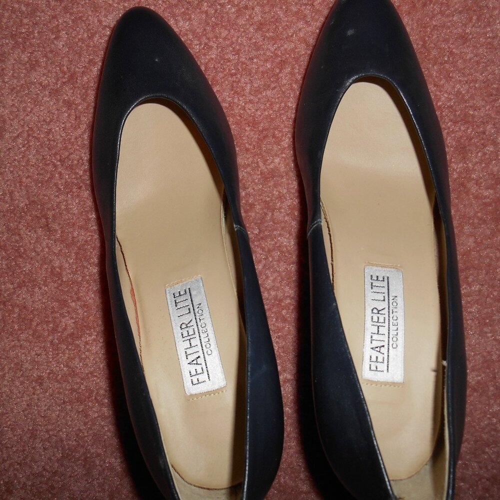 (Featherlight) Navy Leather pointed toe pumps, unused